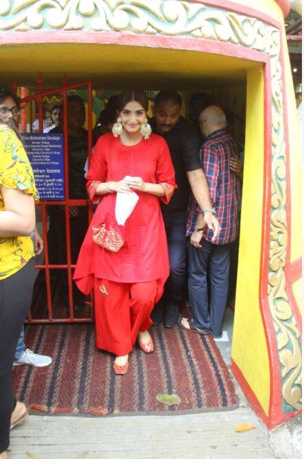 इस शुभ अवसर पर सोनम लाल रंग की एथनिक ड्रेस में नज़र आई और अभिनेत्री ने नामात्र मेकअप और लाल लिपस्टिक के साथ अपना यह लुक पूरा किया.