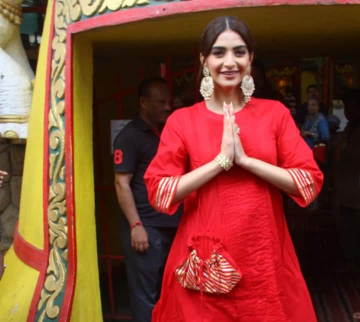 इस लाल एथेनिक लुक में सोनम कपूर बेहद खूबसूरत लग रहीं थी. मंदिर के बाहर अचानक लगी भीड़ के बीच सोनम हाथ जोड़े नजर आईं.