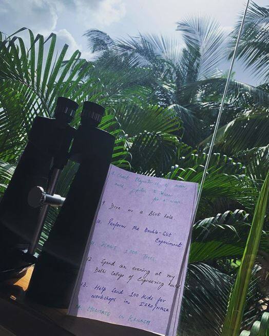 सुशांत ने इंस्टाग्राम पर शनिवार को अपने उन सपनों की एक सूची साझा की है जिन्हें वह अपनी जिंदगी में पूरा करने का ख्वाब देखते हैं जिनमें हवाई जहाज को उड़ाना सीखना, नेत्रहीनों को कम्प्यूटर कोडिंग सिखाना, छह हफ्तों में सिक्स पैक एब्स बनाना और इस तरह की कई चीजें शामिल हैं.