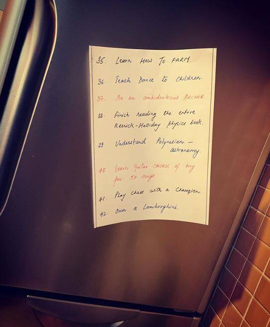 सुशांत की विशलिस्ट देखकर उनकी कथित गर्लफ्रेंड रिया चक्रबर्ती ने भी कमेंट किया. उन्होंने लिखा - मैंने आपको एक दिन देखा था, आप एक ड्रीमर की तरह लग रहे थे.