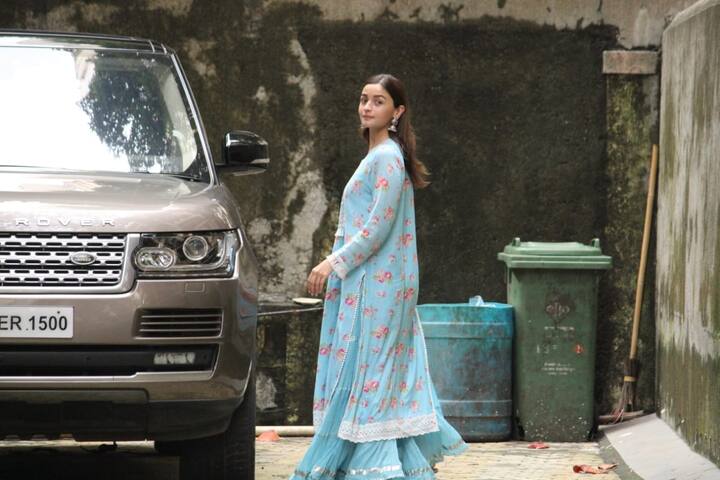 इस दौरान आलिया ट्रेडिशनल लुक में कआफी कंफर्टेबल दिखाई दे रही थीं. (Photo Credit: Manav Manglani)