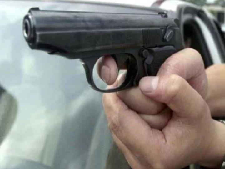Man shot bullet over extra marital affairs बीवी को भगा ले गया पक्का दोस्त, शख्स ने सरेआम मारी गोली