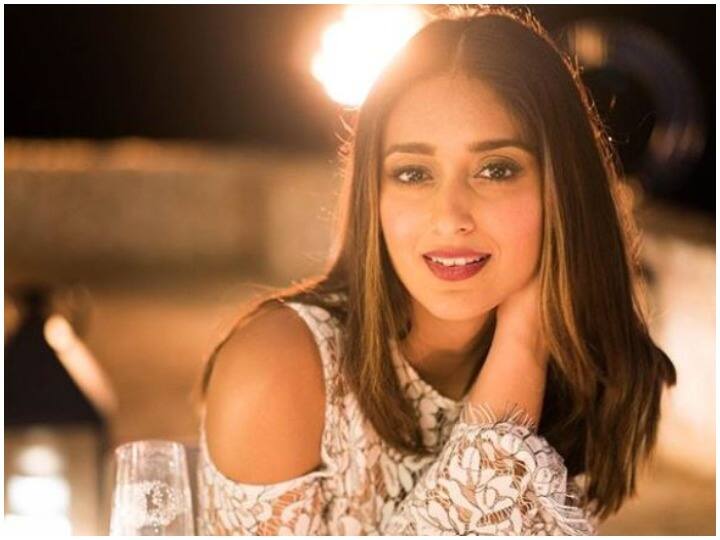 Ileana D'Cruze tweets and reveals that she sleep walk इलियाना डिक्रूज को है नींद में चलने की बीमारी, खुद किया ये खुलासा