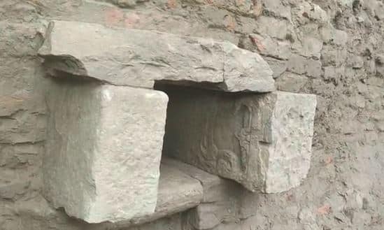 सुरंग मिलने के बाद प्रयागराज के इस खंडहर को फिर से महाभारत काल का लाक्षागृह घोषित किये जाने की मांग उठने लगी है. इतिहासकारों व शोधकर्ताओं ने केंद्र सरकार से इस सुरंग और खंडहर की सच्चाई का पता लगाने के लिए आर्कियॉलजिकल सर्वे ऑफ इंडिया से नये सिरे से खुदाई कर सच्चाई का पता लगाए जाने की मांग की है. वैसे इस सुरंग के बाद प्रयागराज के इस खंडहर को ही महाभारत काल का लाक्षागृह घोषित कर इसे पर्यटन केंद्र के तौर पर विकसित किये जाने की मांग उठाई जाने लगी है.