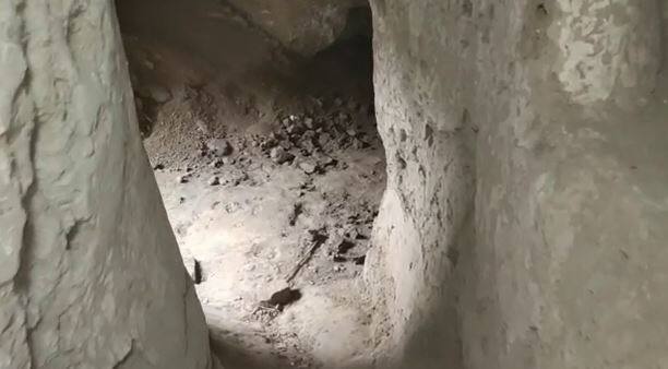 प्रयागराज में महाभारत काल का लाक्षागृह कहा जाने वाला ऐतिहासिक खंडहर इन दिनों फिर से सुर्ख़ियों में हैं. तीन दिन पहले इस खंडहर में पत्थरों की एक सुरंग देखने को मिली है. यह सुरंग करीब चार फिट चौड़ी है. हालांकि अभी सुरंग का थोड़ा हिस्सा ही दिखाई दे रहा है. बाकी हिस्सा मिट्टी के टीले में दबा हुआ है. सुरंग को लेकर दावा यह किया जा रहा है कि यह वही सुरंग हो सकती है, द्वापर युग में पांडवों ने जिसके जरिये लाख के महल से चुपचाप बाहर निकलकर अपनी जान बचाई थी.