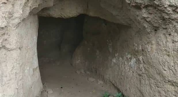 महाभारत काल में दुर्योधन द्वारा पांडवों को ज़िंदा जलाने के लिए गंगा नदी के तट पर लाख का महल तैयार कराया था. महाभारत की कथा के मुताबिक़ विदुर ने पांडवों को दुर्योधन की इस साजिश की जानकारी दी थी. यह जानकारी पाकर पांडव एक सुरंग बनाकर चुपचाप बाहर निकल आए थे और अपनी जान बचाई थी. महाभारत में इस घटना का विस्तार से वर्णन तो है, लेकिन लाक्षागृह किस जगह था, इसका साफ़ जिक्र नहीं है. देश में चार-पांच ऐसी जगह है, जिसके महाभारत काल का लाक्षागृह होने का दावा किया जाता है. प्रयागराज शहर में संगम से तकरीबन पचास किलोमीटर दूर हंडिया इलाके में गंगा नदी के तट पर भी एक ऐसा खंडहर है, जिसे महाभारत काल का लाक्षागृह कहा जाता है. सरकारी रिकार्ड में भी इस कसबे का नाम लाक्षागृह ही है. जिन जगहों के लाक्षागृह होने का दावा किया जाता है, प्रयागराज उनमे से अकेली ऐसी जगह है, जो गंगा नदी के तट पर स्थित है.