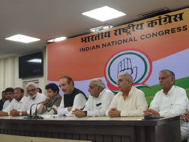 INLD leaders join Congress Party in presence of AICC General Secretary Ghulam Nabi Azad हरियाणा में कांग्रेस ने आईएनएलडी के 'जर्जर किले' में लगाई सेंध, तीन नेताओं ने थामा 'हाथ'