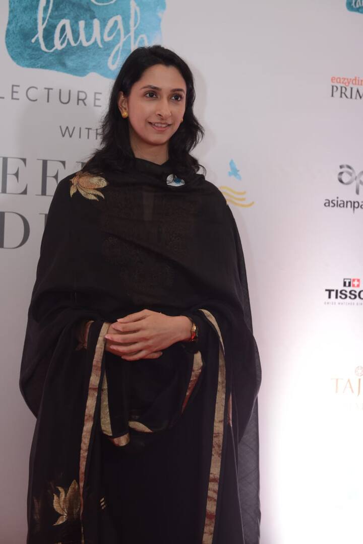 अनीशा इस दौरान काले रंग के सूट में काफी खूबसूरत लग रही थीं. (Photo Credit: Manav Manglani)