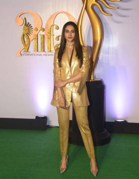  बॉलीवुड एक्ट्रेस रकुलप्रीत सिंह हाल ही में बेहद ग्लैमरस अंदाज में IIFA अवॉर्ड्स में पहुंचीं. 