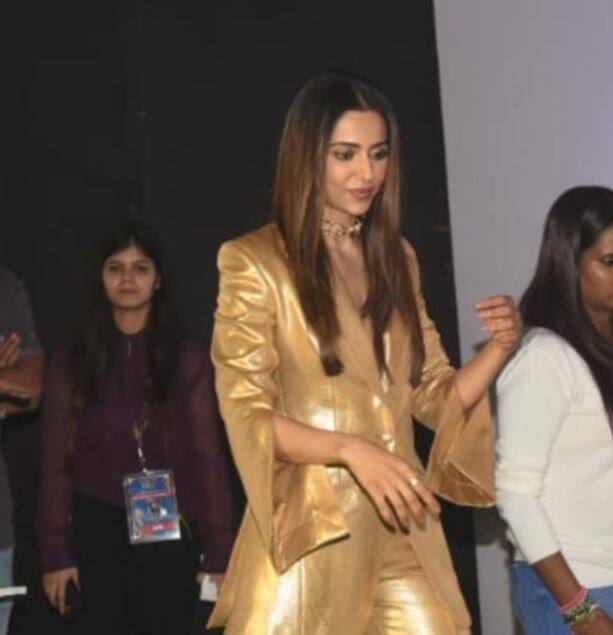 वहीं, एक अन्य यूजर ने तस्वीर पर कमेंट करते हुए उन्हें गोल्डन गर्ल बता दिया.