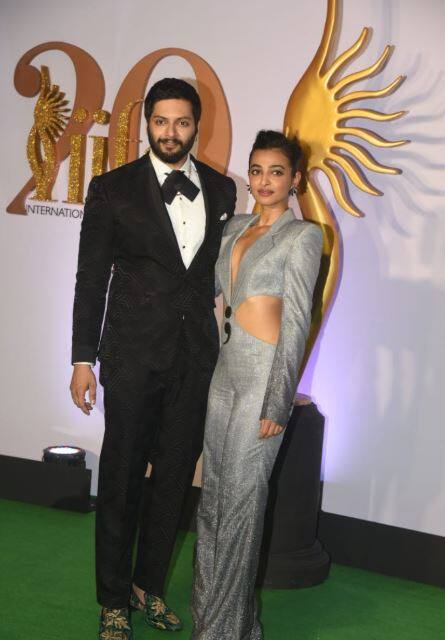 ग्रीन कार्पेट पर राधिका आप्टे एक्टर अली फैजल के साथ पोज करती हुईं नजर आईं .