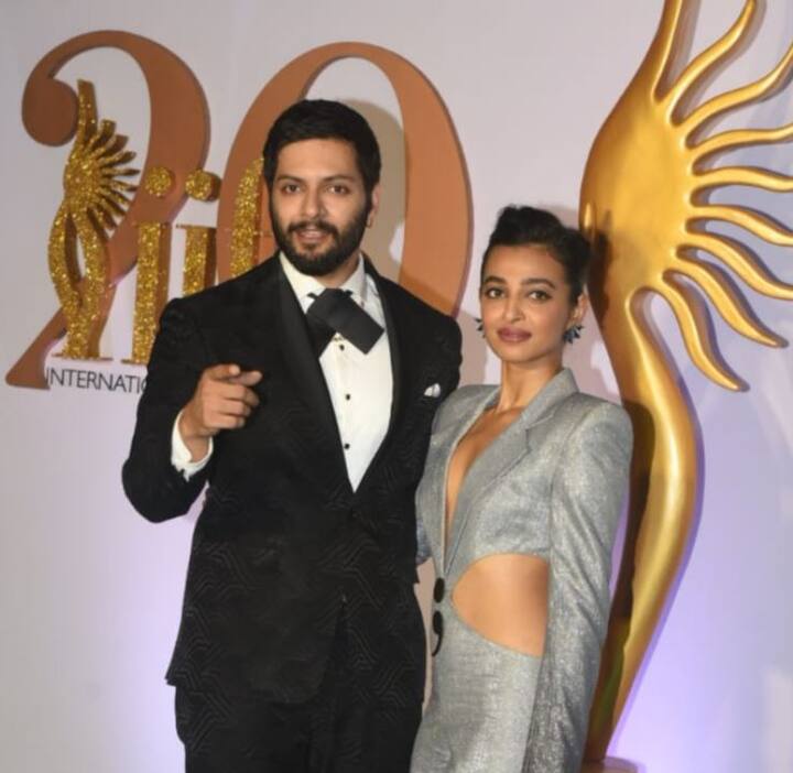 अली फजल यहां हॉट ब्लैक सूट में नजर आ रहे थे.