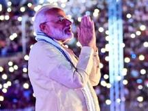 नरेंद्र मोदी को मिला जन्मदिन का शानदार तोहफ़ा: 10 लाख रुपए लगी मां से आशीर्वाद लेने वाली तस्वीर की बोली