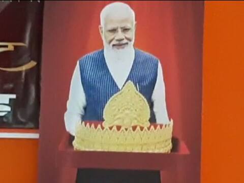 वाराणसी: पीएम मोदी के फैन ने मंदिर में चढाया सवा किलो सोने का मुकुट, लोक कलाकारों ने बनाए गीत वाराणसी: पीएम मोदी के फैन ने मंदिर में चढाया सवा किलो सोने का मुकुट, लोक कलाकारों ने बनाए गीत