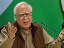 कपिल सिब्बल का अमित शाह पर वार, कहा- कश्मीर में हालात सामन्य तो फारुक अब्दुल्ला क्यों हैं गिरफ्तार?