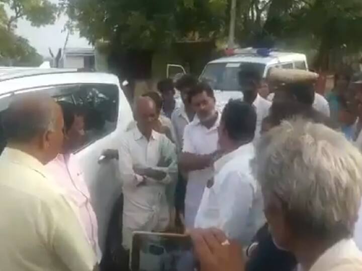 Chitradurga MP Narayanaswamy has been denied entry into village because he is Dalit कर्नाटक: दलित होने की वजह से ग्रामीणों ने बीजेपी सांसद को गांव में जाने से रोका
