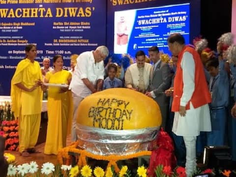 69 साल के पीएम मोदी के जन्मदिन पर बनाया गया 569 किलो का लड्डू 69 साल के पीएम मोदी के जन्मदिन पर बनाया गया 569 किलो का लड्डू