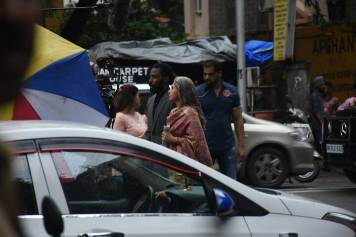 बॉलीवुड की जानी मानी अभिनेत्री डिंपल कपाड़िया हॉलीवुड के जाने माने फिल्म मेकर क्रिस्टोफर नोलन के साथ एक फिल्म में काम रही हैं. इस फिल्म की शूटिंग के दौरान उन्हें मुंबई की सड़कों पर स्पॉट किया गया.