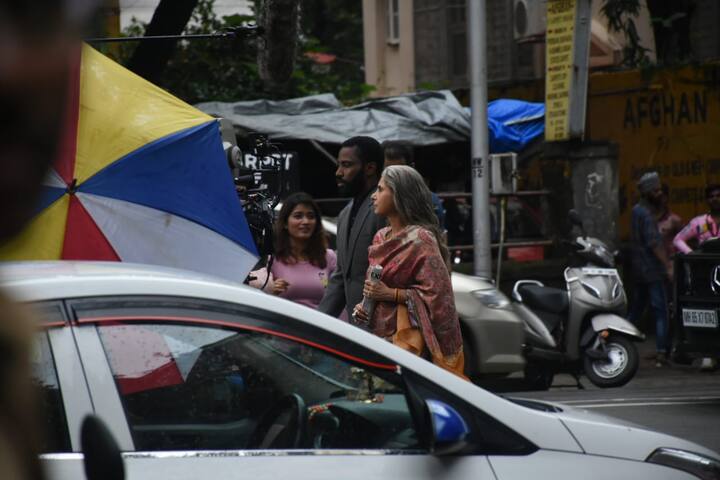 दरअसल ये तस्वीर क्रिस्टोफर नोलन की एक्शन फिल्म 'टेनेट' की शूटिंग के दौरान क्लिक की गई हैं. इस फिल्म जिसमें डिंपल कपाड़िया मुख्य भूमिका में हैं.