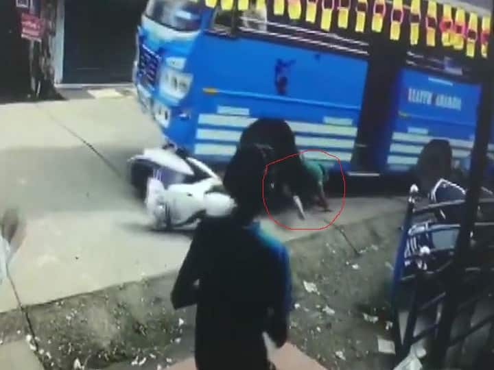 Watch: टक्कर लगने के बाद बस के टायर में फंसा शख्स, चमत्कारिक रूप से बची जान Viral Video Kerala man has narrow escape after bus hits him Watch: टक्कर लगने के बाद बस के टायर में फंसा शख्स, चमत्कारिक रूप से बची जान