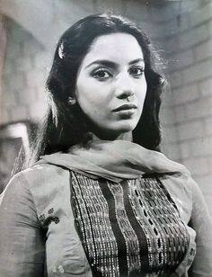 मुंबई के सेंट जेवियर्स कॉलेज से मनोविज्ञान में स्नातक की डिग्री लेने के बाद शबाना के फिल्मों में आने की कहानी भी काफी दिलचस्प है. 