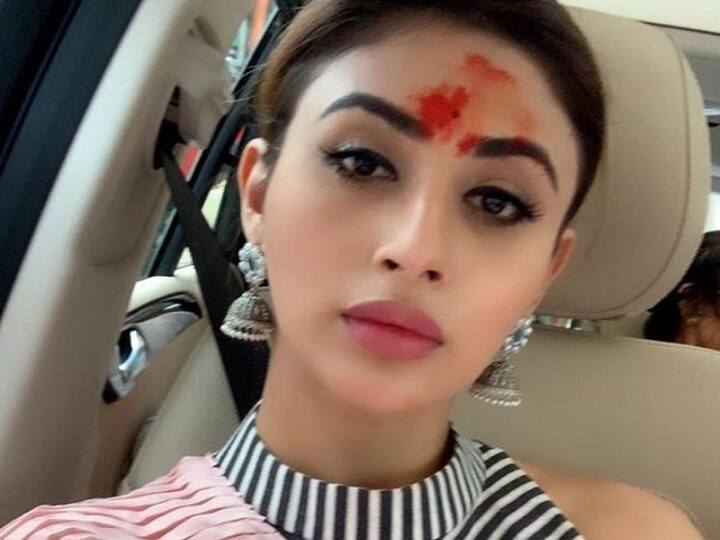 mouni roy met an accident with metro pillar all are safe Made in China के ट्रेलर लॉन्च पर जा रही मौनी रॉय हुईं हादसे का शिकार, कार पर गिरा बड़ा पत्थर