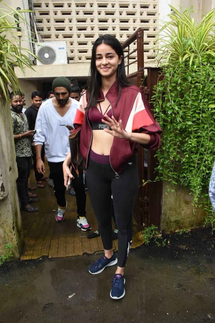 इस दौरान अनन्या पांडे काफी हॉट अंदाज़ में नज़र आईं. फैंस का उत्साह देख वो भी खुश दिखाई दीं. (तस्वीर: मानव मंगलानी)