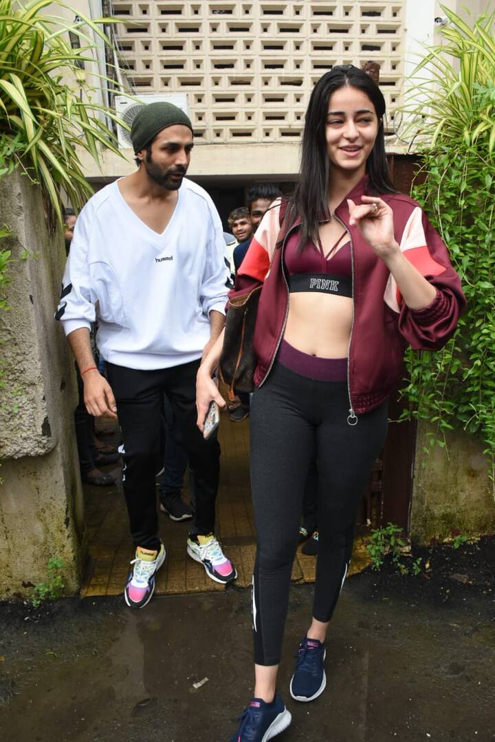 जब दोनों सितारे डांस क्लास से बाहर निकलें तो वहां पैपराज़ी भी मौजूद थे, जिन्होंने उनकी कई तस्वीरें अपने कैमरे में कैद की. (तस्वीर: मानव मंगलानी)