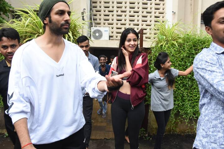 इस दौरान कार्तिक आर्यन सफेद रंग की टी-शर्ट और काले रंग की पैंट में नज़र आए. (तस्वीर: मानव मंगलानी)