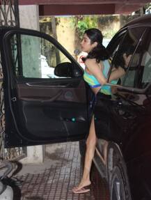 IN PICS: बेहद HOT अंदाज में GYM के बाहर स्पॉट हुईं जाह्नवी कपूर, यहां देखें तस्वीरें