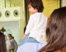 IN PICS: बेटे तैमूर अली खान के साथ एयरपोर्ट पर ट्वीनिंग करती दिखीं करीना कपूर, देखें तस्वीरें