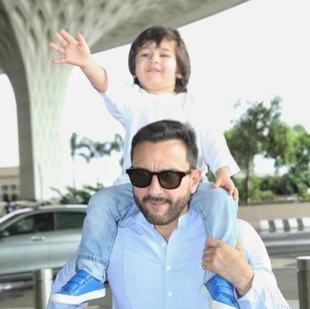 इस दौरान एयरपोर्ट पर तैमूर अली खान खासा खुश नजर आ रहे थे.