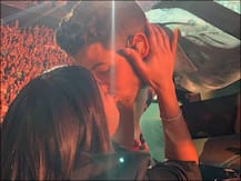 भरी महफिल में प्रियंका चोपड़ा ने पति को दिया ऐसा सरप्राइज़ कि KISS करने पर मजबूर हो गए निक जोनास