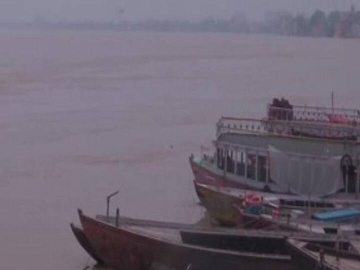 यूपी: बाढ़ की चपेट में वाराणसी, हर तरफ नजर आ रहा है पानी ही पानी UP- Varanasi in the grip of flood, water is visible everywhere यूपी: बाढ़ की चपेट में वाराणसी, हर तरफ नजर आ रहा है पानी ही पानी