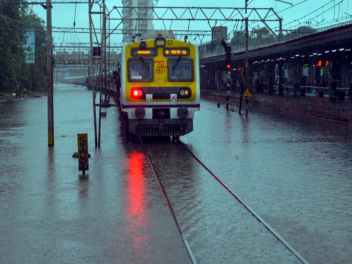 Mumbai rains: All schools to remain closed today amid heavy rain warning मुंबई और उससे सटे इलाकों में आज भारी बारिश की आशंका, स्कूल-कॉलेजों की छुट्टी का एलान