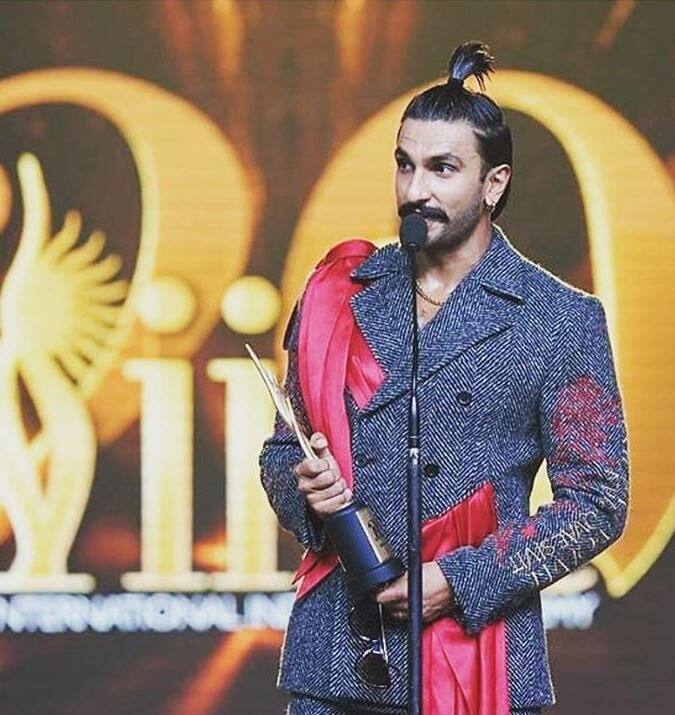 इस समारोह में रणवीर सिंह ने अपनी फिल्म पद्मावत के लिए बेस्ट एक्टर का अवॉर्ड जीता.