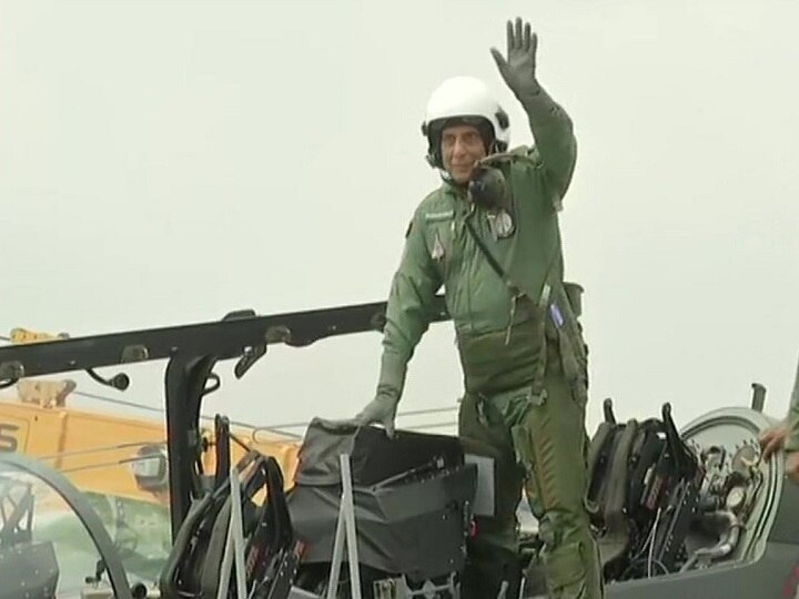 Defence Minister Rajnath Singh finishes 30-minute sortie in Light Combat Aircraft (LCA) Tejas in Bengaluru स्वदेशी विमान ‘तेजस’ में उड़ान भरने वाले पहले रक्षा मंत्री बने राजनाथ, कहा- रोमांचकारी अनुभव