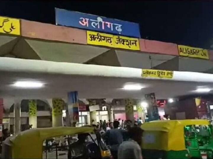 Muslim family thrashed at Aligarh railway station बीमार बेटी का इलाज कराने अलीगढ़ पहुंचे मुस्लिम परिवार पर भीड़ का हमला