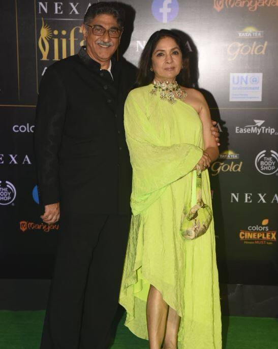 ग्रीन कार्पेट पर वॉक करने के लिए नीना गुप्ता ने नीयोन ग्रीन आउटफिट में पहुंचीं.