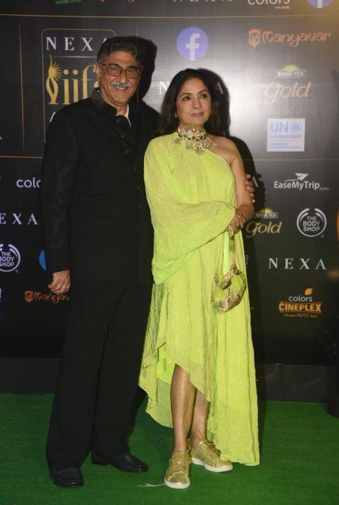 आपको बता दें कि नीना गुप्ता के इस ग्लैमरस अंदाज को देखकर उनकी उम्र का अंदाजा लगा पाना बेहद मुश्किल है.