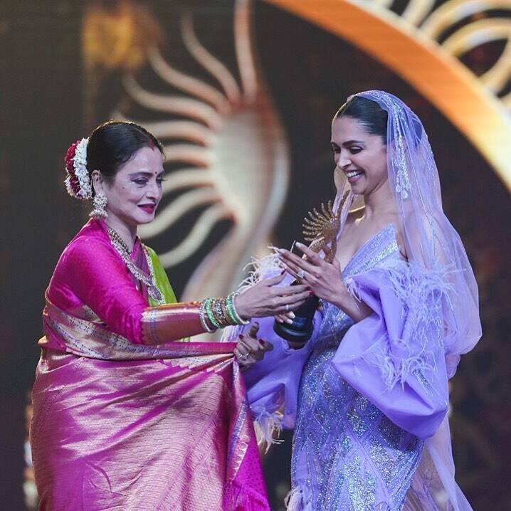 फैशनेबल अवतार में IIFA में पहुंची दीपिका पादुकोण, कहा- रणवीर की परफॉर्मेंस का इंतज़ार कर रही हूं