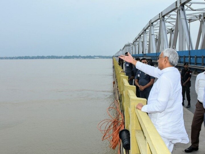 Bihar CM Nitish Kumar inspected overflow condition of Ganga River बिहार में 5 जगहों पर गंगा का जलस्तर खतरे के निशान से ऊपर, सीएम नीतीश ने किया निरीक्षण