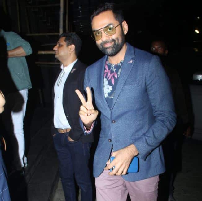 पूरे देओल परिवार के साथ अभय देओल भी अपने भतीजे को शुभकामनाएं देने फिल्म की स्क्रीनिंग पर पहुंचे. (All Pics from Manav Manglani)