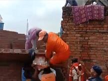 Viral Video: वाराणसी में राहत सामग्री बांटते वक्त दीवार से गिरे DM, तुरंत संभल फिर शुरू किया काम