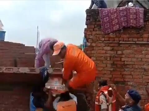 Viral Video: वाराणसी में राहत सामग्री बांटते वक्त दीवार से गिरे DM, तुरंत संभल फिर शुरू किया काम Viral Video: वाराणसी में राहत सामग्री बांटते वक्त दीवार से गिरे DM, तुरंत संभल फिर शुरू किया काम