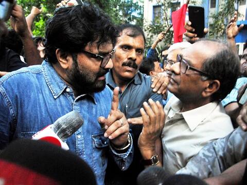बंगाल: जाधवपुर यूनिवर्सिटी में बाबुल सुप्रियो के साथ धक्का-मुक्की, बचाव में गए राज्यपाल पर TMC ने साधा निशाना बंगाल: जाधवपुर यूनिवर्सिटी में बाबुल सुप्रियो के साथ धक्का-मुक्की, बचाव में गए राज्यपाल पर TMC ने साधा निशाना