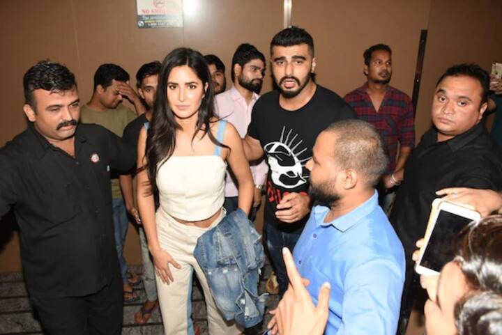 बॉलीवुड अभिनेत्री सोनम कपूर की फिल्म 'द जोया फैक्टर' की स्क्रीनिंग पर कई बॉलीवुड सेलेब्स पहुंचे. ऐसे में अभिनेत्री कैटरीना कैफ और अर्जुन कपूर की कुछ तस्वीरें हम आपके लिए लेकर आए हैं. (Photo Credit: Manav Manglani)