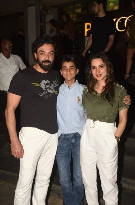 इसके साथ ही बॉबी देओल भी अपनी पत्नी तान्या देओल और बेटे के साथ ये फिल्म देखने के लिए पहुंचे. (Photo Credit: Manav Manglani)