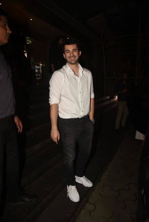 करण इस दौरान काफी खुश दिखाई दे रहे थे. बता दें कि सनी देओल फिल्म के ट्रेलर लॉन्चिंग इवेंट में शामिल नहीं हो पाए थे लेकिन वो फिल्म के प्रमोशन और स्पेशल स्क्रीनिंग में काफी एक्टिव दिखे. (Photo Credit: Manav Manglani)