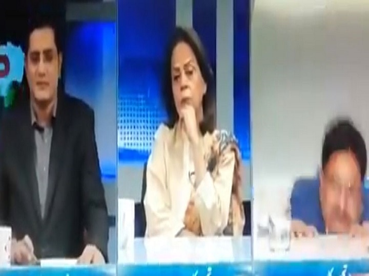 Pak analyst falls off chair during live TV debate on Kashmir Watch: कश्मीर पर लाइव टीवी डिबेट के दौरान कुर्सी से गिरा पाकिस्तानी पैनलिस्ट, वीडियो वायरल